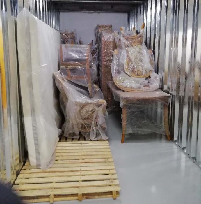 家具堆放在仓库中 家具堆放在仓库中