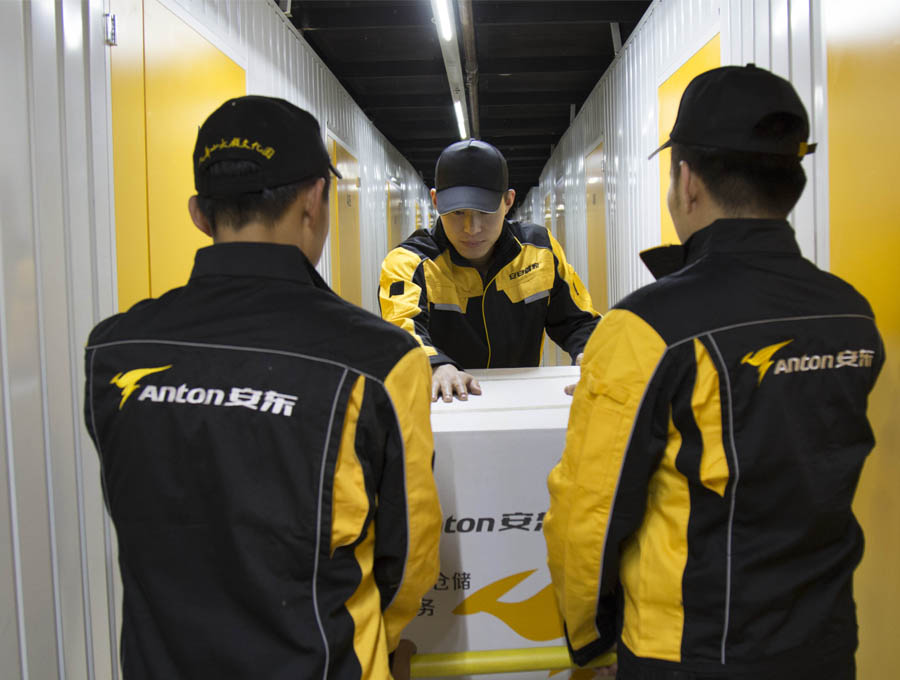 仓库管家正在为客户搬运 仓库管家正在为客户搬运